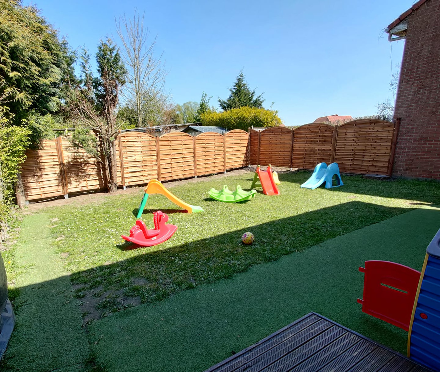 Le jardin avec toboggan et jeux